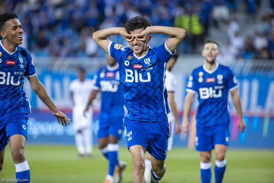 الهلال يتمسك بالثالث