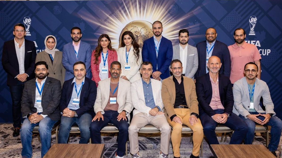 وفد من مسؤولي كأس العالم FIFA قطر 2022 يشارك خبراته مع منظمي مونديال 2026