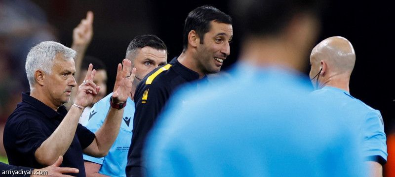 «يويفا» يتهم مورينيو بإساءة الحكم تايلور