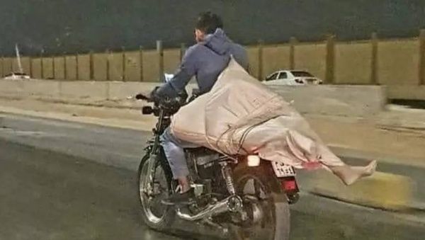 رعب في مصر.. "جثة ملفوفة يظهر منها القدم" على دراجة نارية