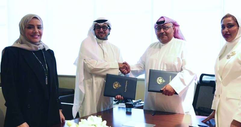 السلطان والهولي يتبادلان وثائق البروتوكول