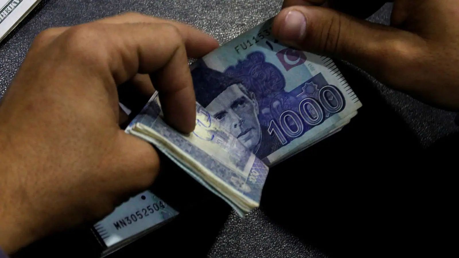 باكستان تتحرك لتخفيف الضغط على الروبية في سوق التجزئة