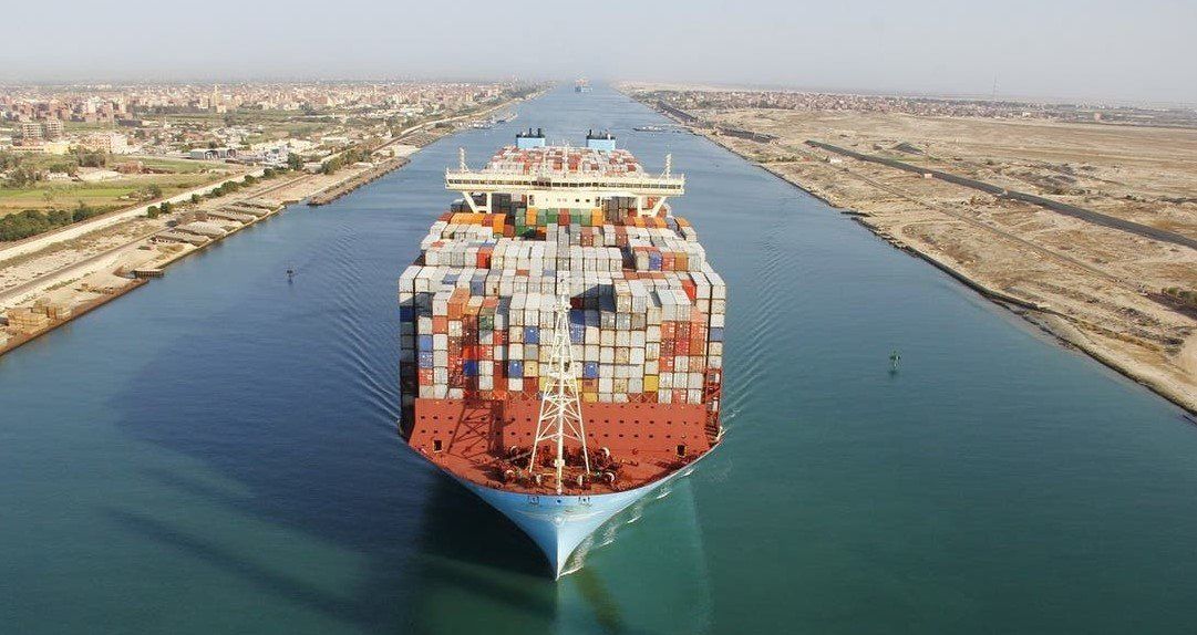 مصر تسحب ناقلة نفط تعطلت في قناة السويس وانتظام حركة الملاحة