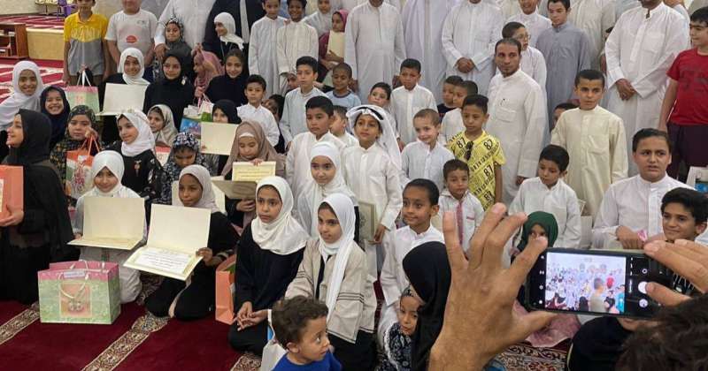 مسجد عبدالله وغازي الجويزي احتفى بتخريج 120 حافظاً وحافظة للقرآن الكريم