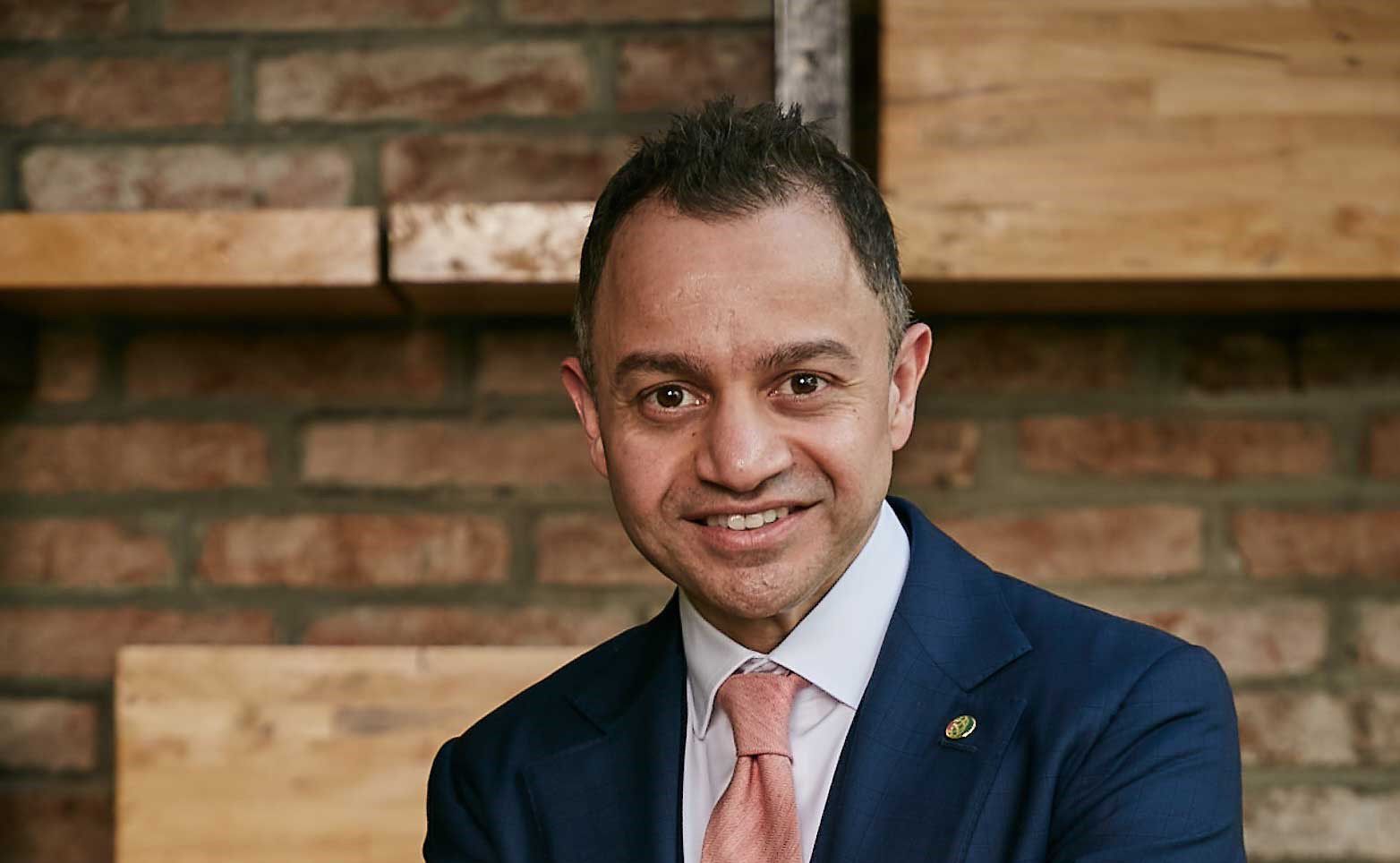 «دبي الإسلامي» يطلق منصة شاملة تضم 135 خدمة رقمية