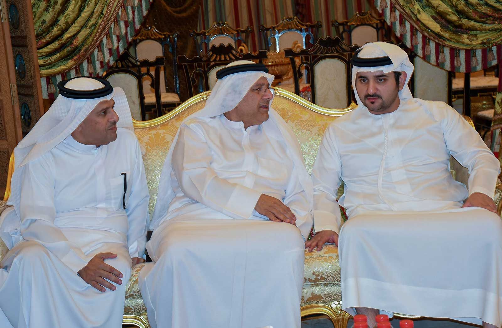 مكتوم بن محمد يقدّم واجب العزاء في وفاة أرملة عبد الوهاب كلداري