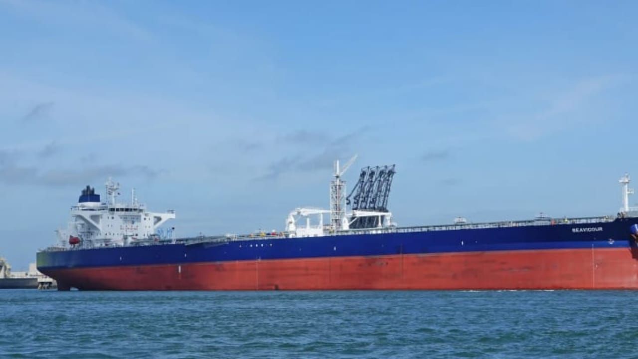 مصر تدفع بـ 3 قاطرات لسحب ناقلة بترول تعطلت خلال عبورها قناة السويس