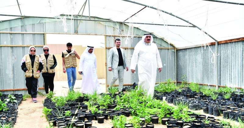 العوضي وتقي داخل إحدى الخيم الزراعية في المحمية