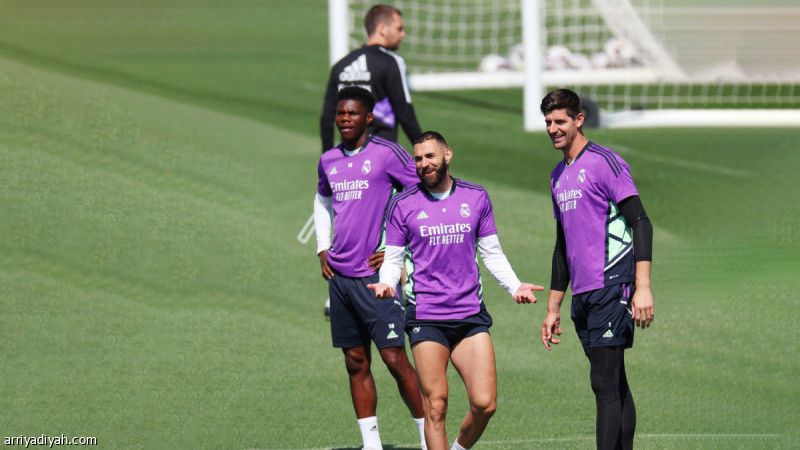 أنشيلوتي ينصح كريم: اعتزل في الريال