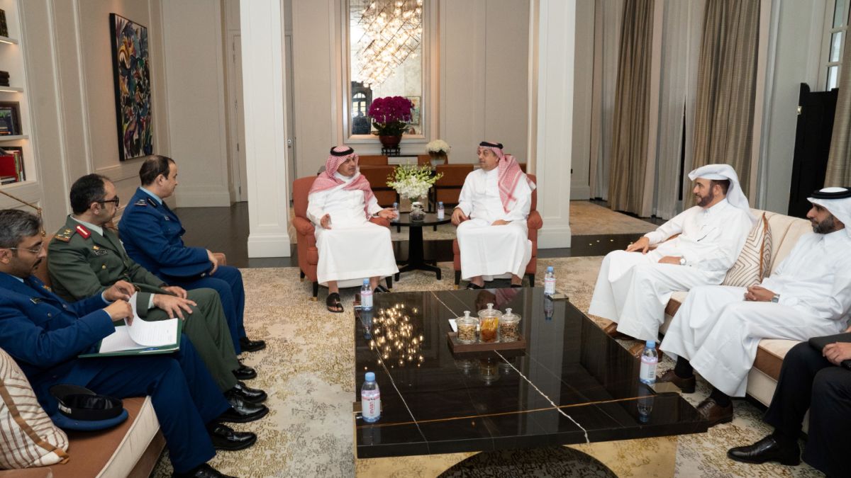 نائب رئيس مجلس الوزراء ووزير الدولة لشؤون الدفاع يلتقي مساعد وزير الدفاع السعودي