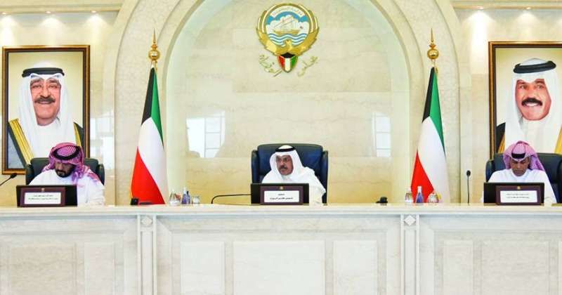 رئيس الوزراء يتوسط طلال الخالد وخالد الفاضل وفهد الشعلة وعبدالرحمن المطيري لدى ترؤسه الاجتماع