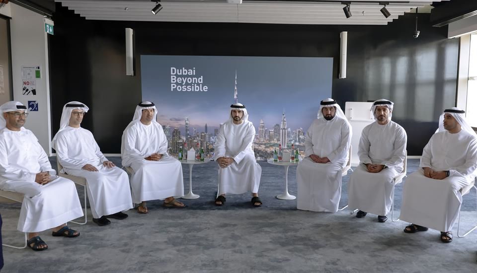 حمدان بن محمد يطّلع على سير العمل في "دبي للاقتصاد والسياحة"