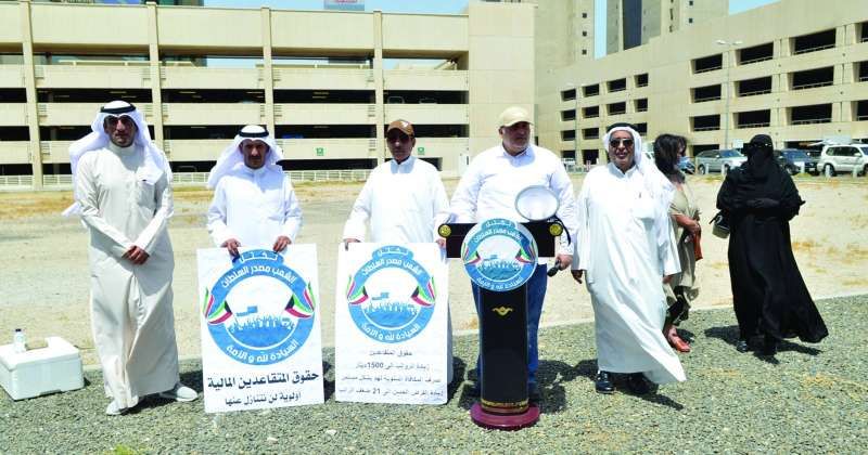 عدد من المعتصمين أمام مبنى «التأمينات» (تصوير سعود سالم)