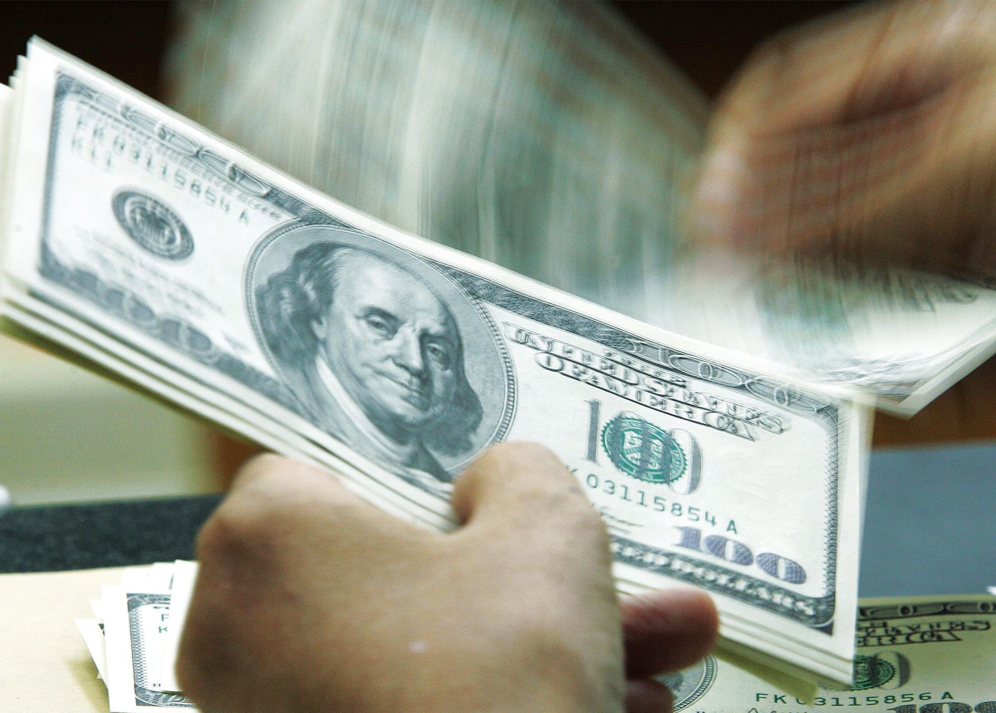 «جيه بي مورغان»: تصاعد علامات أفول «شمس الدولرة»