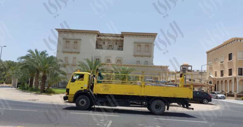 البلدية ترفع إعلانات المرشحين المخالفة من الشوارع