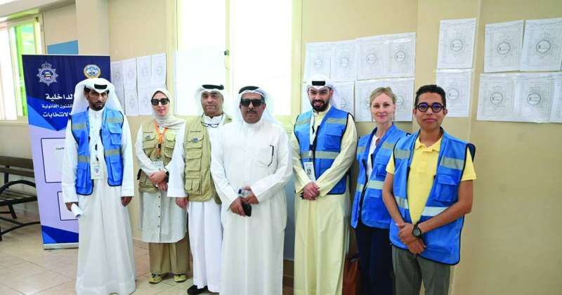 عدد من المراقبين من جمعيات النفع العام في أحد مراكز الاقتراع (تصوير نايف العقلة)