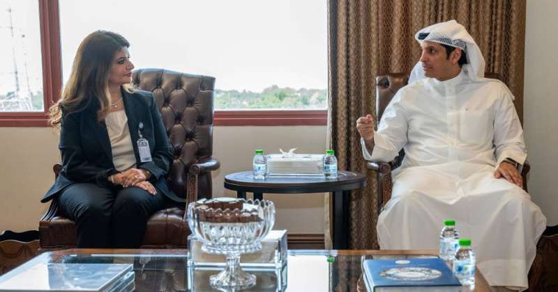 وزير الإعلام يطلع على سير تغطية الانتخابات في «كونا»