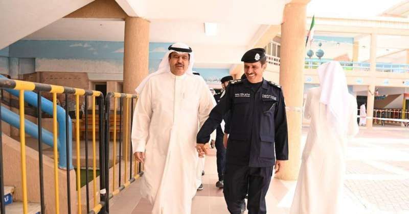 محافظ حولي والعاصمة بالوكالة يتفقد مراكز الاقتراع