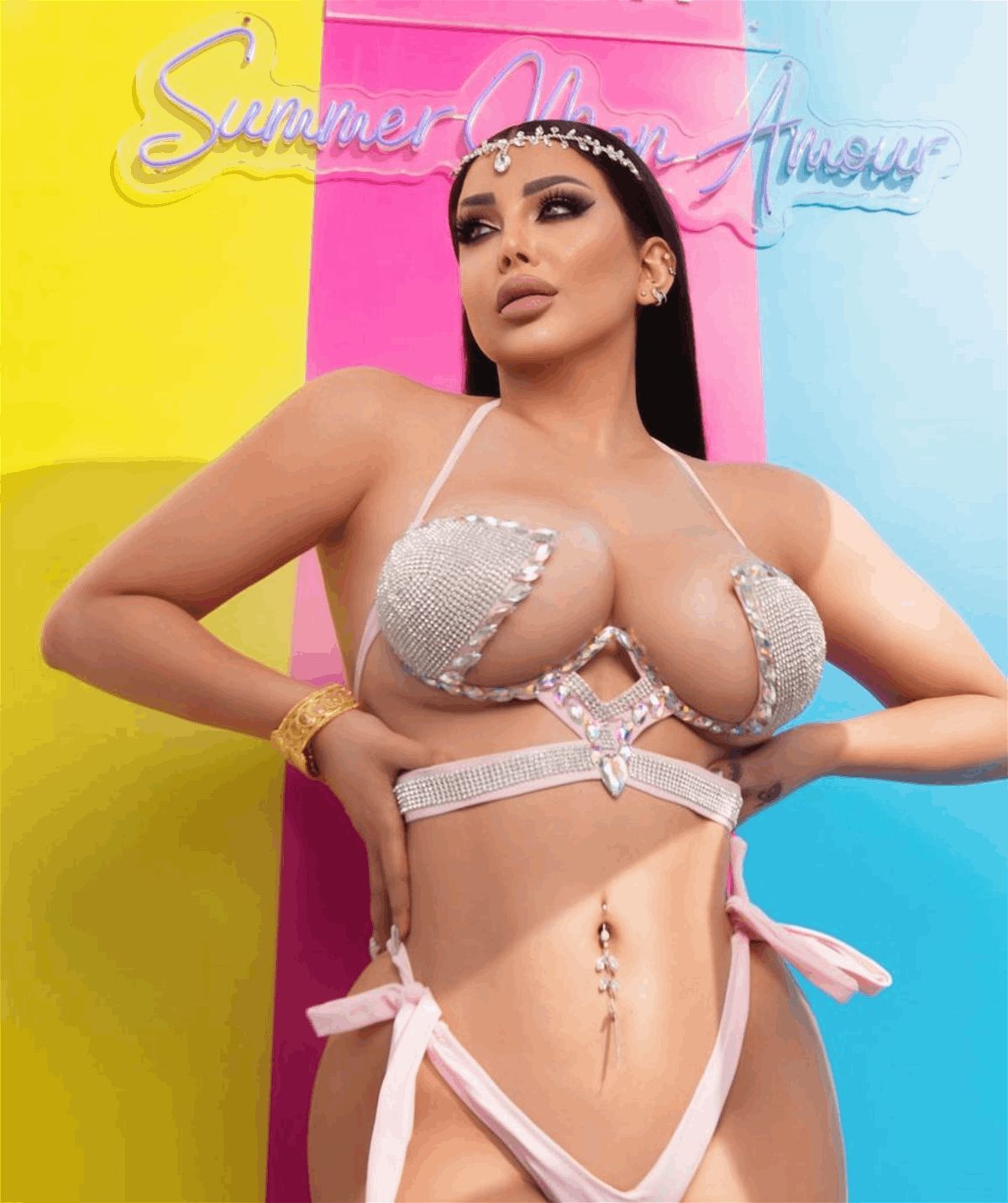 شقيقة هيفا وهبي تتخطى المحظور