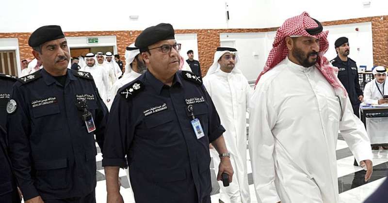 طلال الخالد خلال تفقده أحد مراكز الاقتراع (تصوير نايف العقلة)