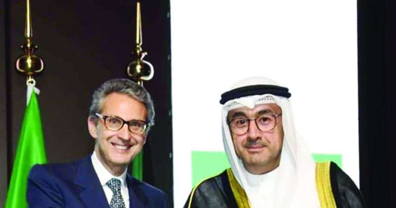 السفير معرفي مشاركاً السفير الإيطالي قص قالب حلوى الاحتفال