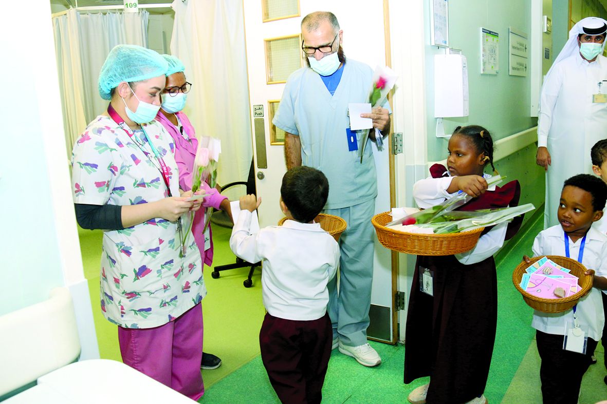 قطر الخيرية تكرم ممرضي مركز فهد بن جاسم للكلى