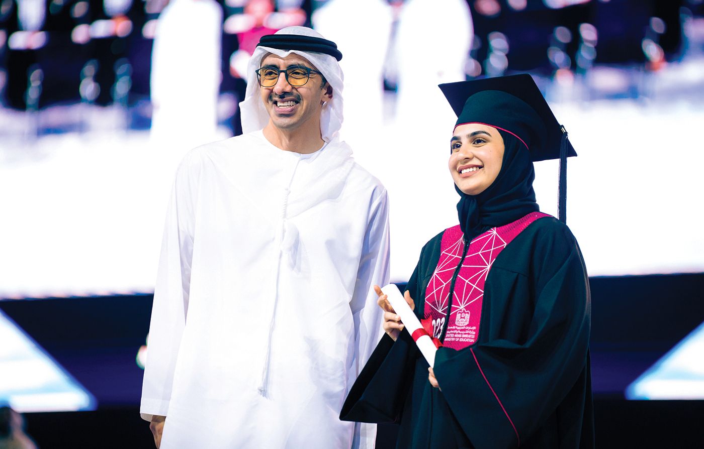 بحضور عبدالله بن زايد «التربية» تكرّم خريجي برنامج البعثات