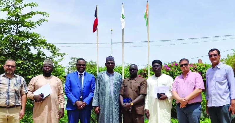 عدد من المشاركين في احتفال إعادة افتتاح المكتب