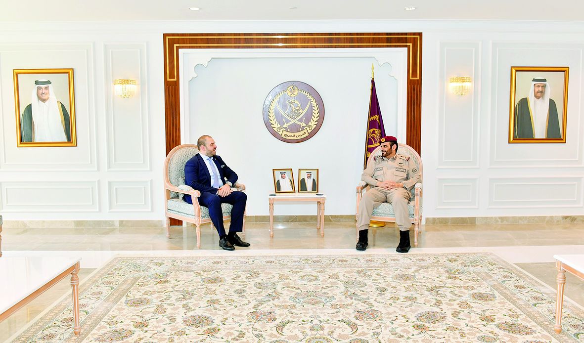 قائد الحرس الأميري يعزز العلاقات مع سفير الاتحاد الأوروبي