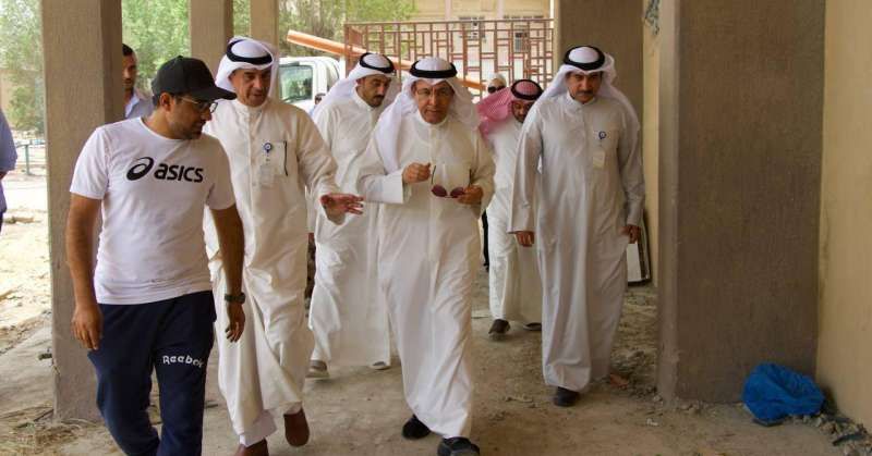 العدواني متفقدا مشروع الكلية في الفحيحيل