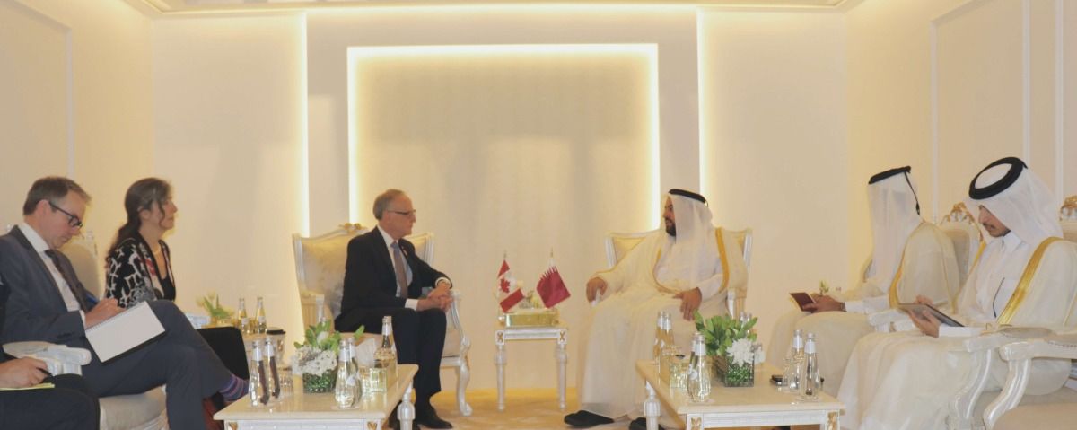 وزير الدولة بالخارجية يجتمع مع مسؤولين على هامش الاجتماع