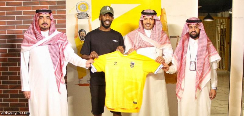 عبسي.. أول صفقات الحزم