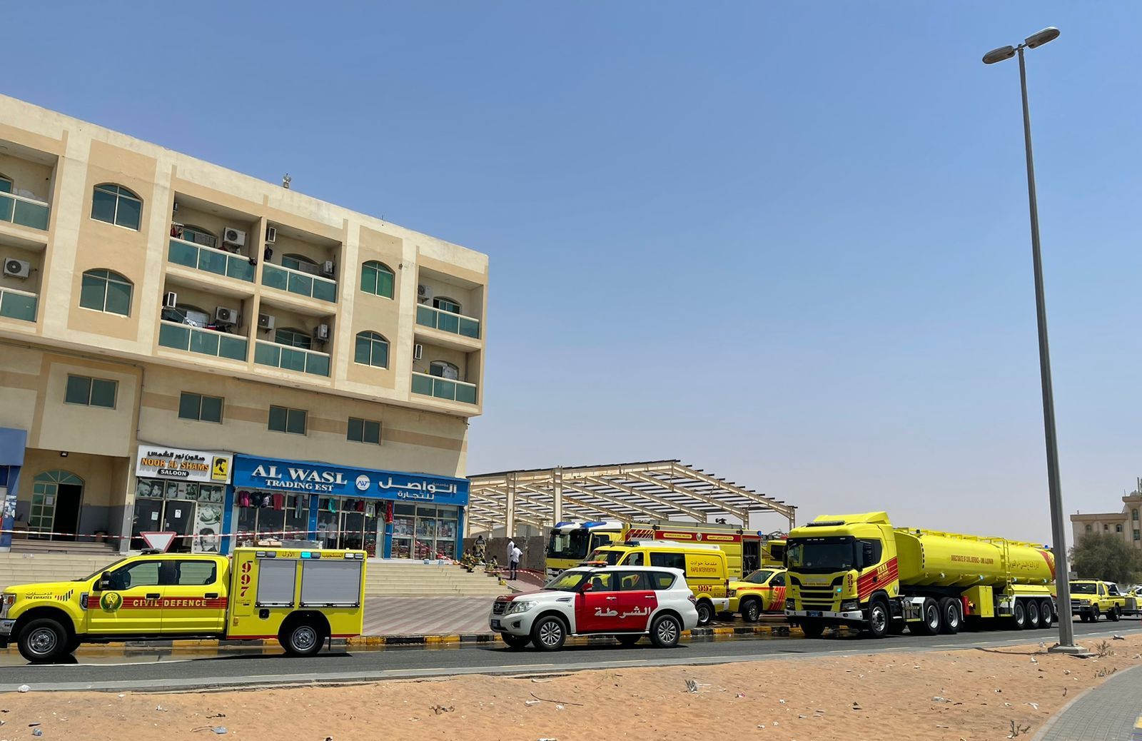 مدني أم القيوين يسيطر على حريق بمصنع للأقمشة بالصناعية