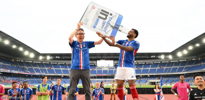 النيران الصديقة تهدي يوكوهاما الصدارة