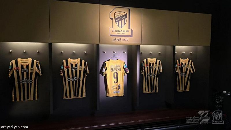 القميص 9.. من هزازي إلى بنزيما