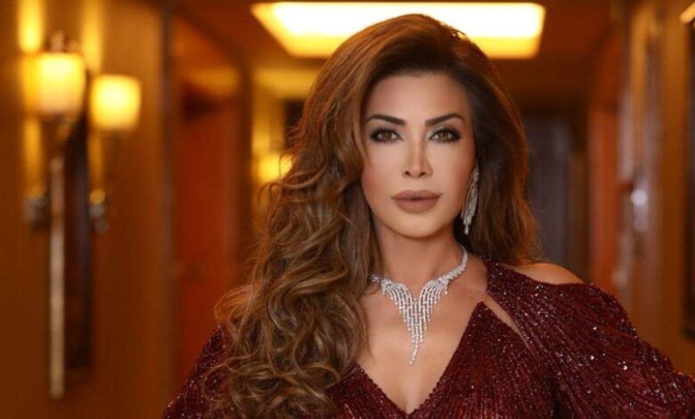 معجب يقتحم حفل نوال الزغبي في امستردام ويقدم لها هدية