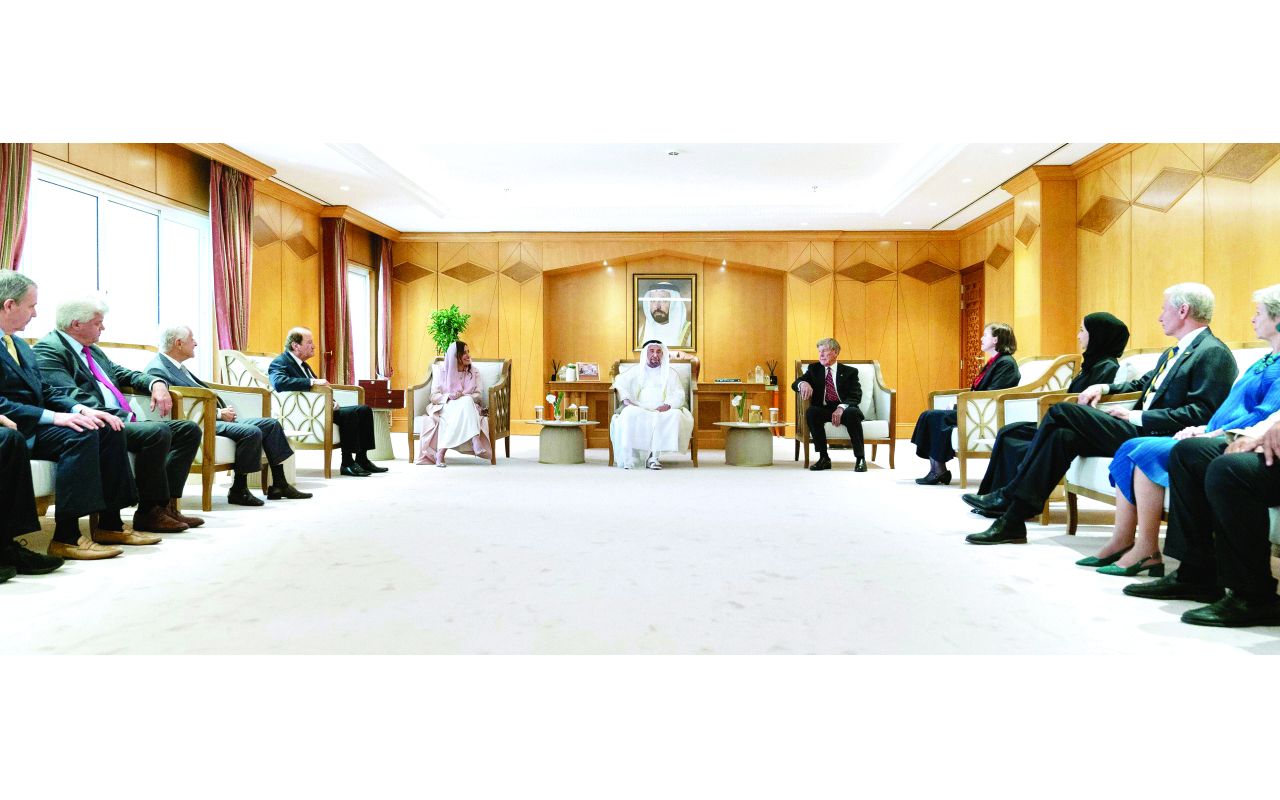 سلطان القاسمي يستقبل اللورد أليك بروورس بالجامعة الأمريكية في الشارقة