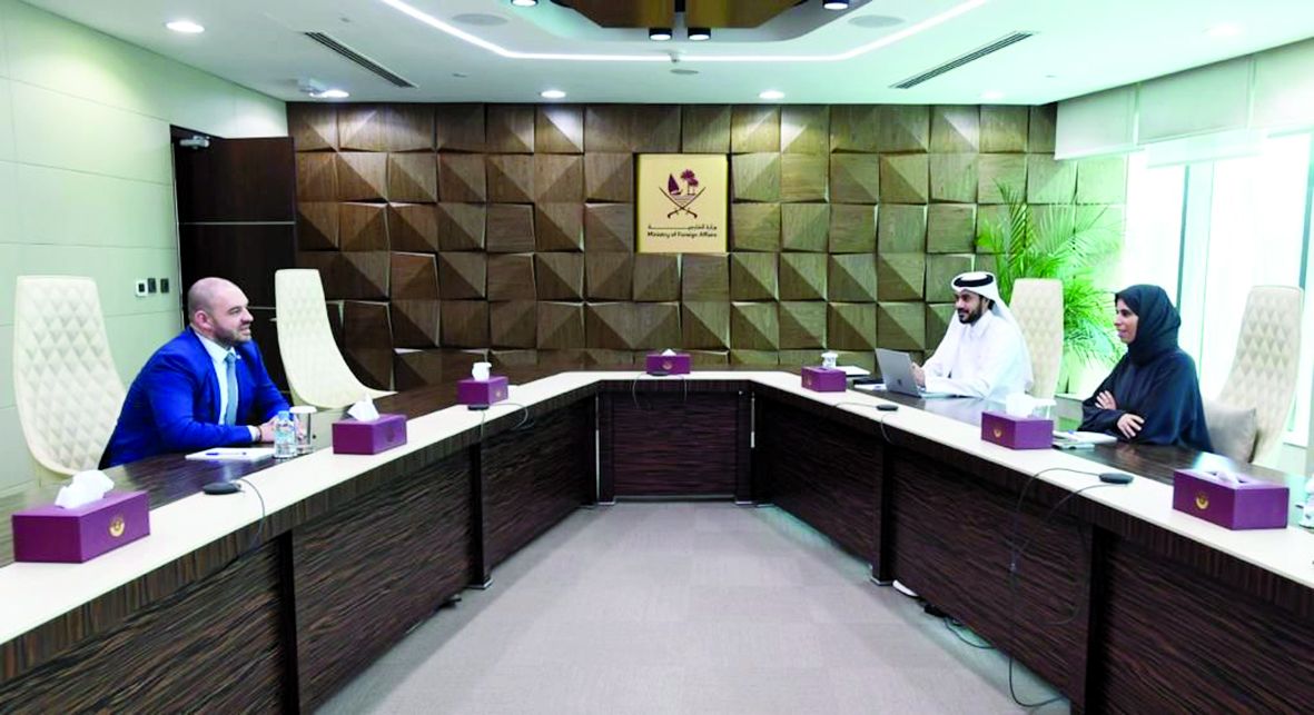 لولوة الخاطر تجتمع مع سفير الاتحاد الأوروبي