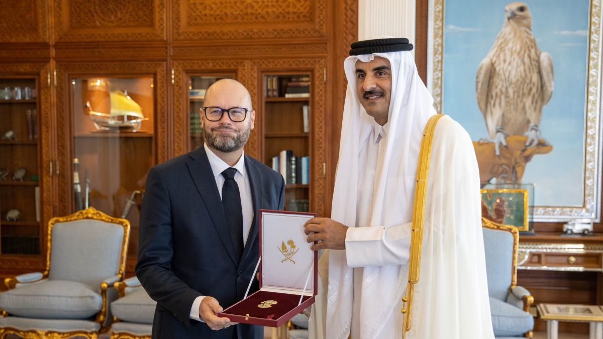 سمو الأمير يمنح السفير الأسترالي وسام الوجبة