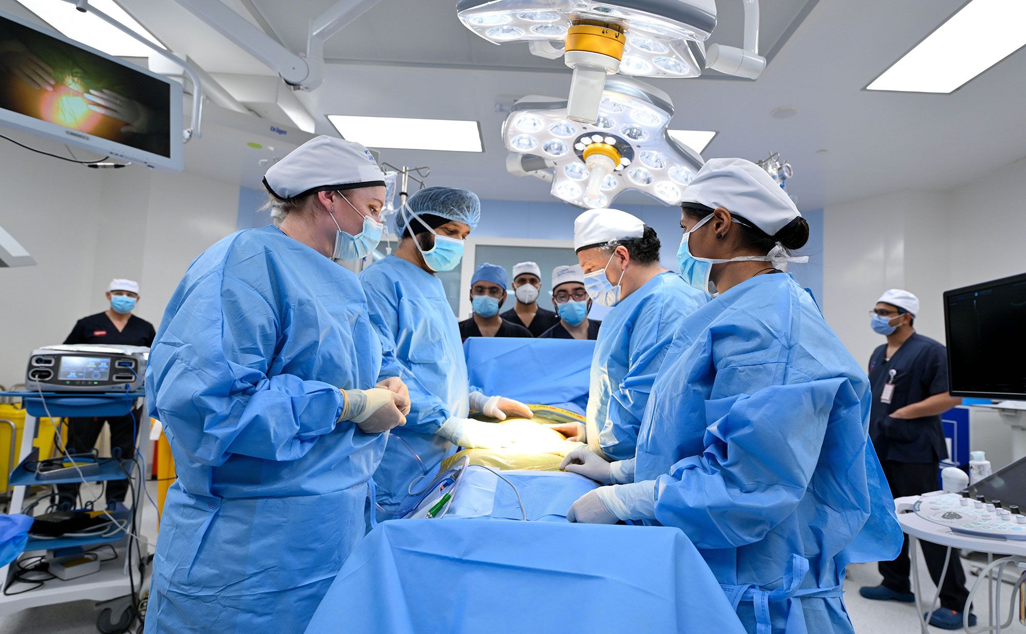 "برجيل الطبية" تُجري جراحة لإصلاح عمود فقري لجَنين داخل رحم أمه