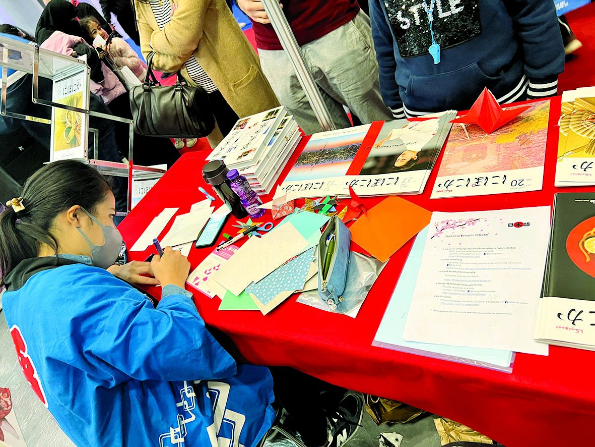 كتب متنوعة في جناح سفارة اليابان