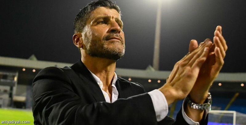 الخليج يتمسك بإيمانويل مدربه حتى 2025