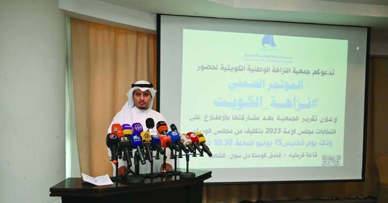 العتيبي متحدثاً في المؤتمر الصحافي (تصوير أسعد عبدالله)