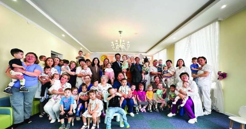 مسؤولو الهيئة الخيرية مع الأطفال والقائمين على دار الطفولة في كازاخستان