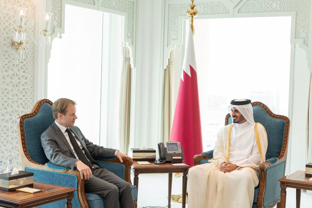 وزير الداخلية يجتمع مع السفير الفرنسي