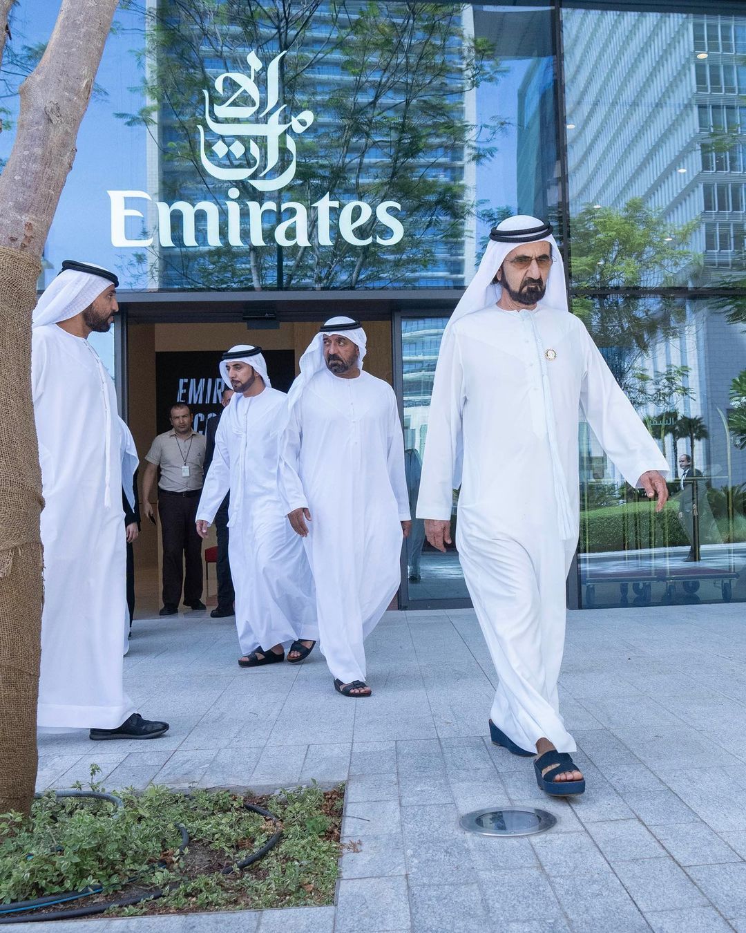 محمد بن راشد يتفقد مرفق طيران الإمارات لإجراءات السفر بمركز دبي المالي العالمي