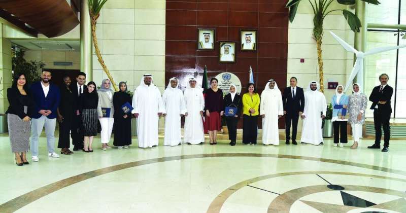 لقطة جماعية للمكرمين مع مسؤولي المسابقة ورعاتها