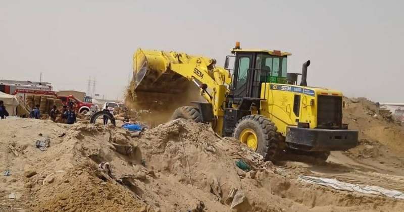 آليات «البلدية» ساندت «الإطفاء» في إخماد حريق سوق الأعلاف