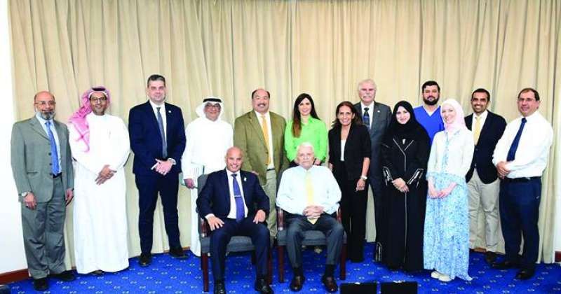 المحكمون الدوليون خلال زيارتهم إلى الكلية