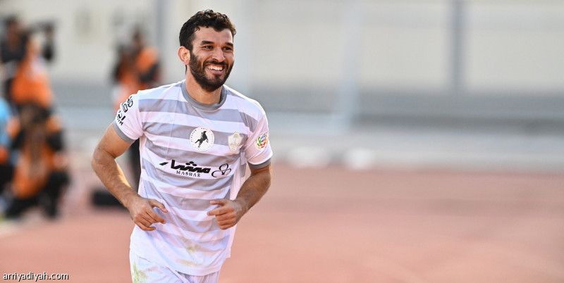 الرائد يضم سعيود موسمين